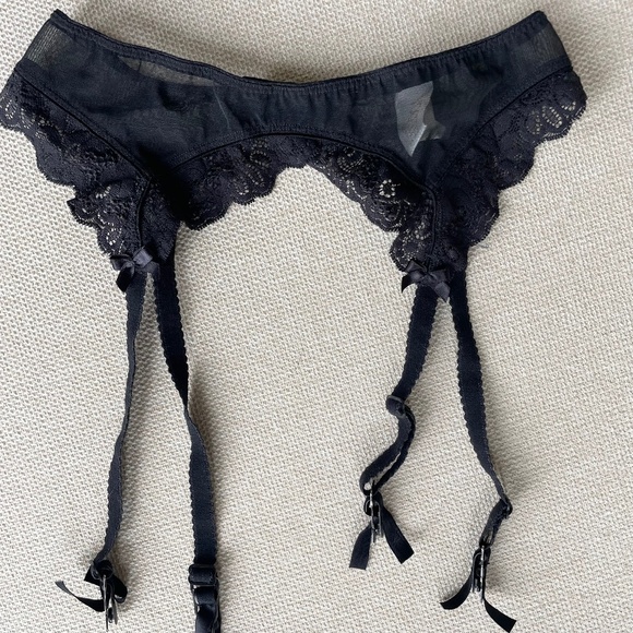 Vintage Vogue Dessous Black lace Garter belt Sz M/L - Picture 1 of 6